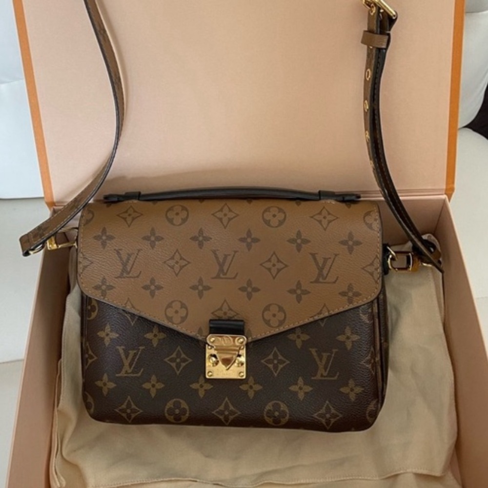 Louis Vuitton Pochette Mètis Monogram Reverse Crossbody Bag